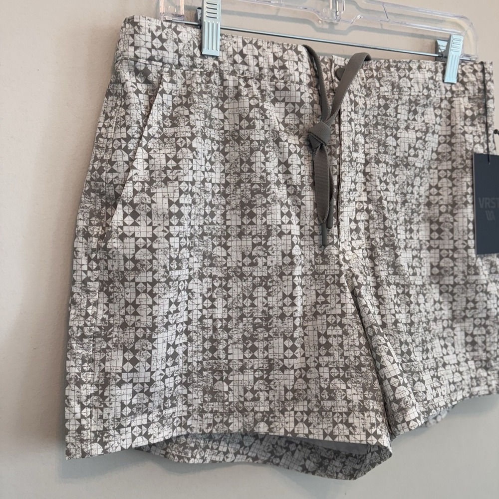VRST Men's 5" Resort Short White Silver Stamped Geo Print Medium NWT Quick Dry - Picture 3 of 9